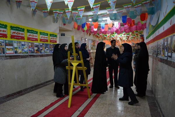 فانوس به دبیرستان حکمت آمد