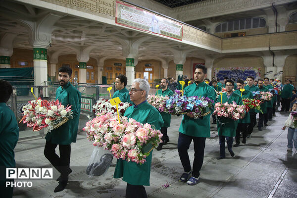 گل آرایی ضریح مطهر حضرت معصومه(س) در شب میلاد امام رضا(ع)