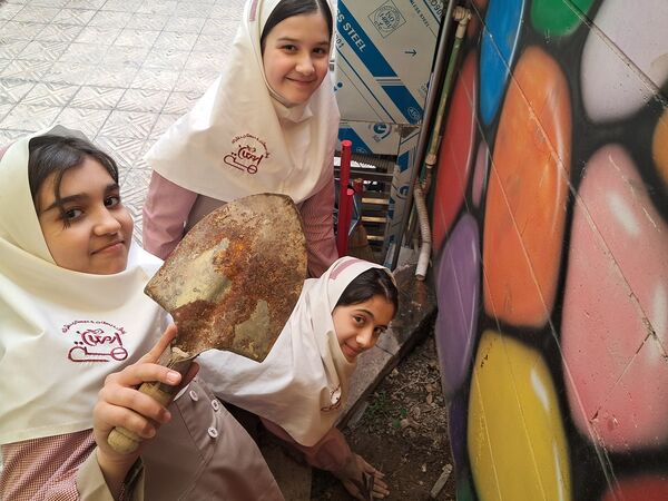 روز درختکاری متفاوت در دبستان ارمغان هستی ناحیه 3 کرج