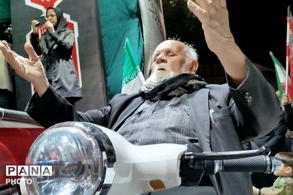 ادامه خدمت‌رسانی مواکب شهرری به تجمعات شبانه ضد صهیونیستی در میدان نماز 
