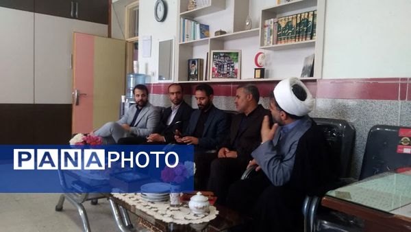 بازدید وزراتی از فعالیت‌های اجرا شده برنامه نماد در مدارس شازند 