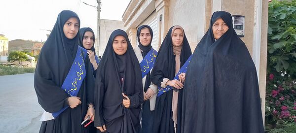 دیدار دانش‌آموزان دبیرستان بهار آزادی با همسر شهید مجید رجایی