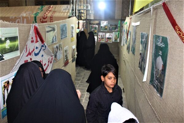 استقبال نوجوانان از غرفه‌های یادواره شهدای مسجد جامع قم