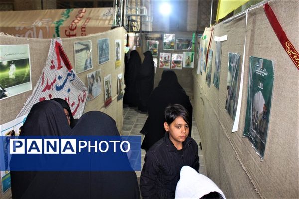 استقبال نوجوانان از غرفه‌های یادواره شهدای مسجد جامع قم