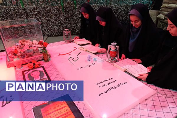 ادای احترام دانش‌آموزان دبیرستان هدی به مقام شامخ شهدا در یادواره محلی
