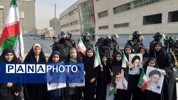 اجرای سرود در میدان شهدا به مناسبت دهه فجر