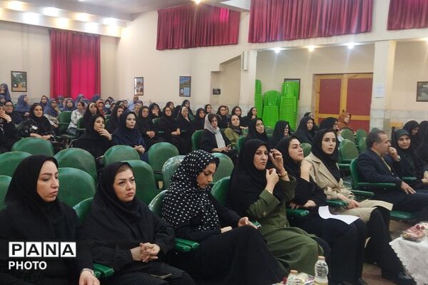 گرامیداشت هفته پیوند اولیا و مربیان در دبیرستان راضیه شکرایی ناحیه دو شهرری 