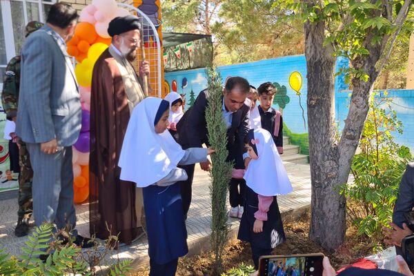 آیین نواختن زنگ ایثار و مقاومت در مدارس آباده