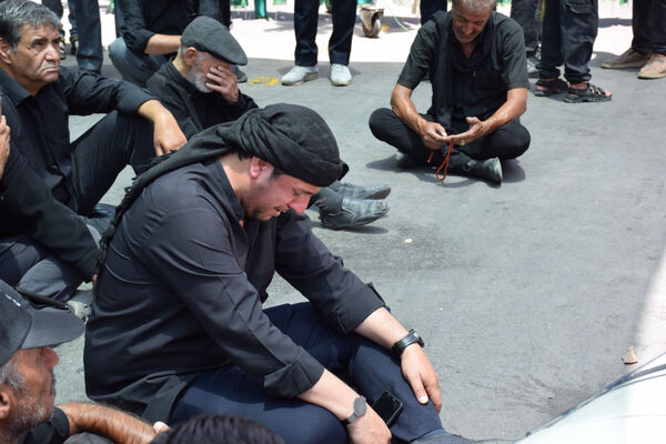 طنین صدای یا حسین(ع) با عَلَم کشی درعاشورای ۱۴۴۷
