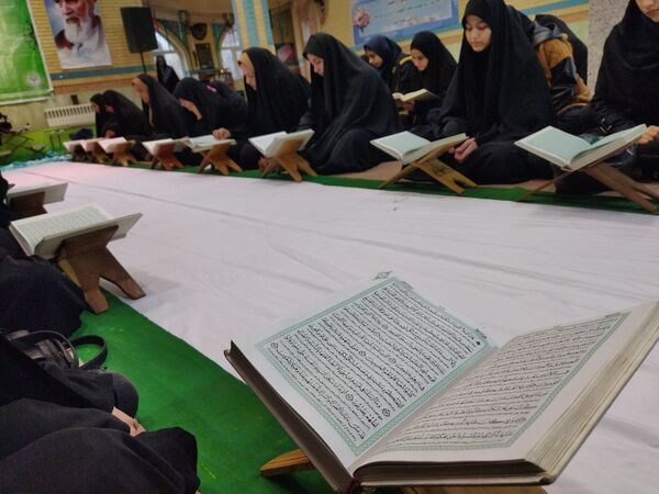 محفل قرآنی دانش‌آموزان در شهر راز