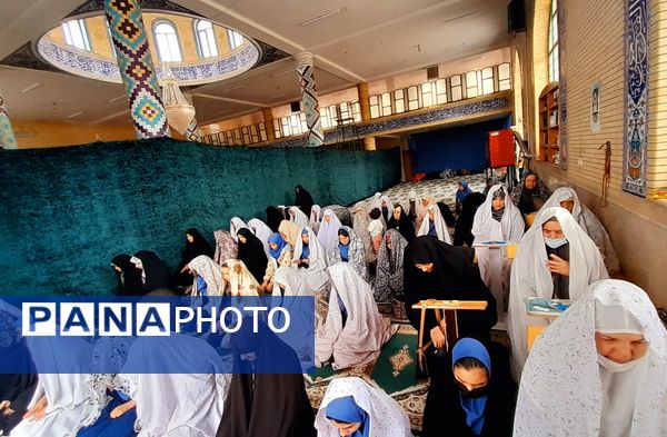 شرکت دانش‌آموزان در نماز جماعت