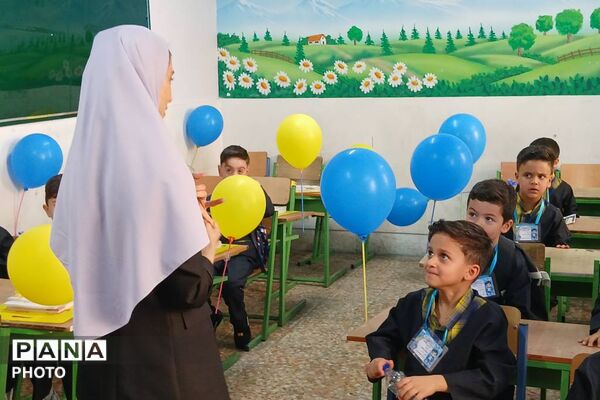 آغاز فصل دانایی؛ لبخند کلاس‌اولی‌ها در جشن شکوفه‌ها