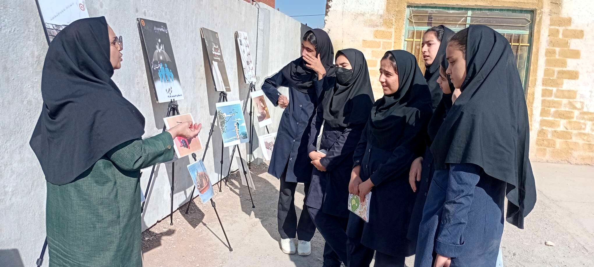 نمایشگاه پیشگیری از آسیب های اجتماعی در دبیرستان مادرمهربان خلیل آباد