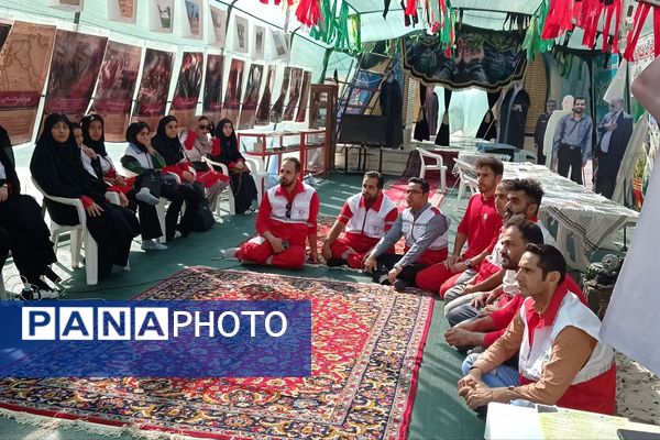 رژه اقتدار هلال‌احمری‌ها در شهرستان پیشوا به مناسبت هفته دفاع مقدس