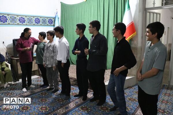 دورهمی شاعران دانش‌آموزی و اساتید شعر در کانون خزعلی