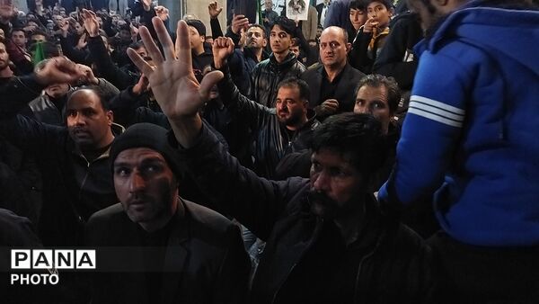 لاله ها بر فراز دستان مردم نیشابور-۱