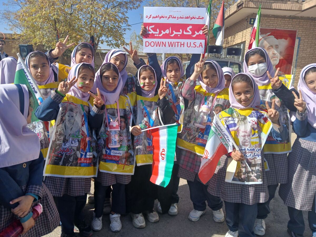 راهپیمایی یوم‌الله ۱۳ آبان در قهاوند با حضور پرشور دانش‌آموزان و فرهنگیان برگزار شد