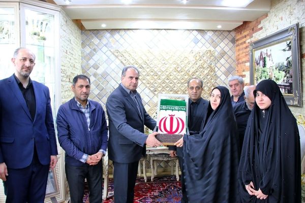 حضور در کنار خانواده‌های شهدا فرصتی  برای یادآوری اهمیت نقش انسانیت و همدلی در مسیر تعلیم و تربیت است