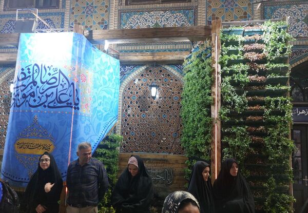 شکوه و سرور در بارگاه منور رضوی در شب ولادت پیامبر اعظم(ص)