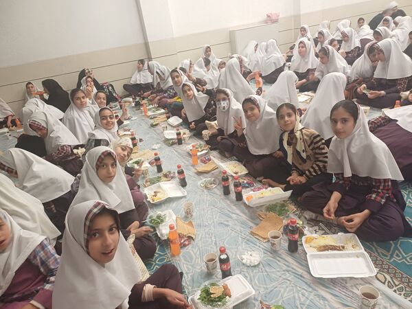 ضیافت افطاری همزمان با ولادت امام حسن  مجتبی(ع) در دبستان شهید عبایی ۲