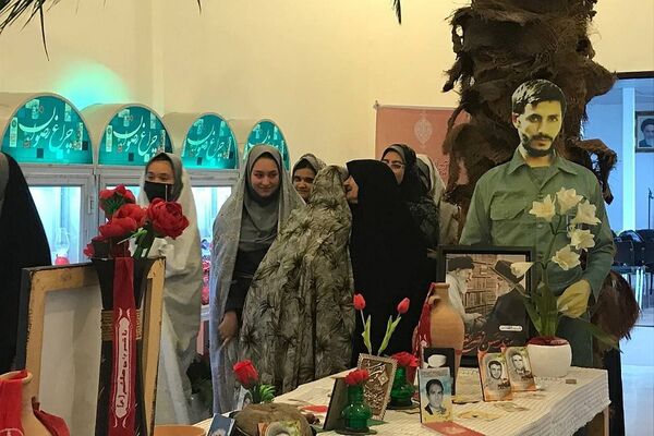 بزرگداشت «مادران چشم به راه»باحضور دانش‌آموزان دبیرستان دخترانه معرفت کهریزک