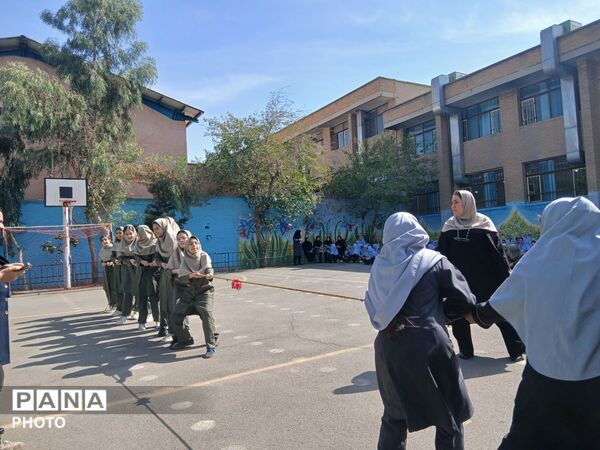 جشن همدلی در دبیرستان پونه رونقی منطقه ۱۵