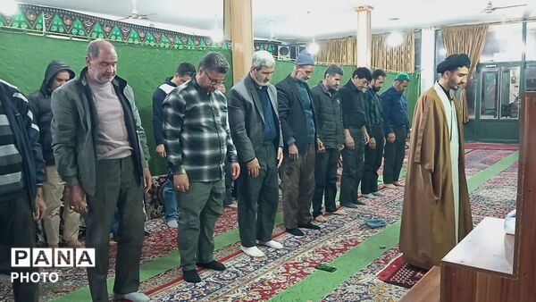 اقامه نماز جماعت همراه با افطاری در مسجد ابوالفضلی نیشابور 
