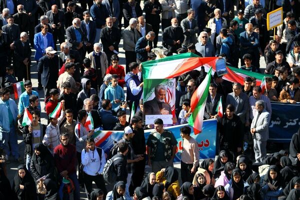 دانش آموزان و مسئولین در کنار یکدیگر، روز دانش‌آموز را رقم زدند