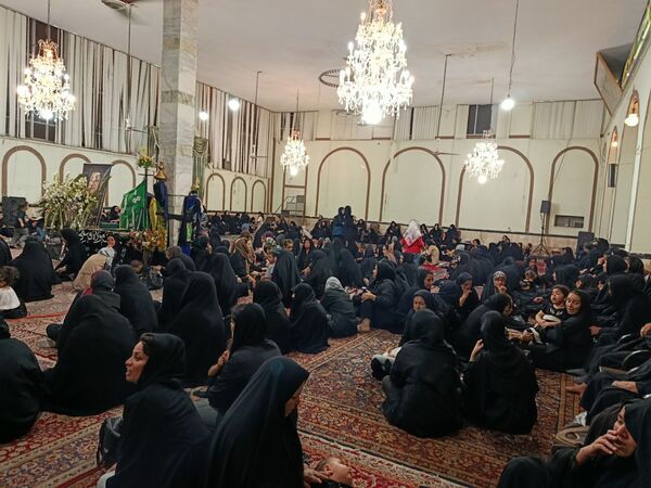 حضور کودکان در مراسم شب ششم محرم در حسینیه حیدری شهرستان کاشمر 