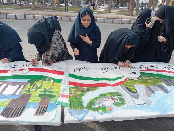 نقاشی چند متری در حاشیه راهپیمایی ۲۲ بهمن در خلیل آباد