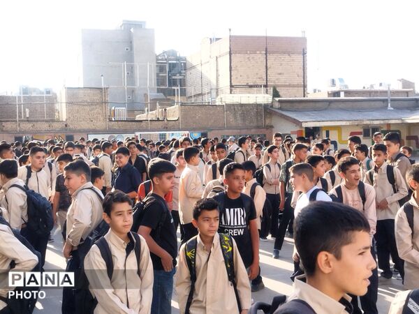 زنگ ایثار و شهادت همزمان با شروع شدن سال تحصیلی در دبیرستان پسرانه ابوریحان بیرونی