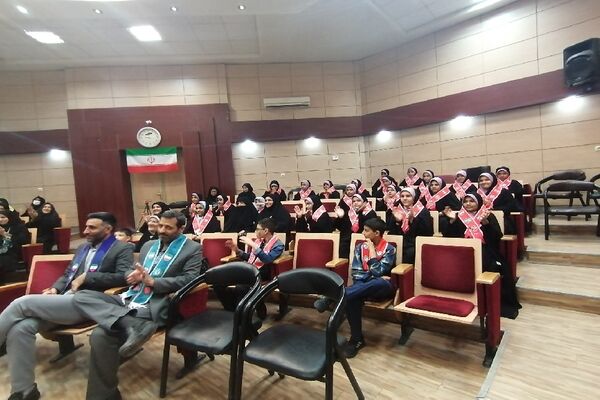 تقدیر از دانش‌آموز خبرنگاران فعال ناحیه 2 مشهد