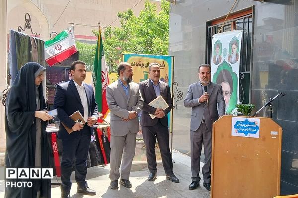 کاشت نهال به یاد شهدای میناب با شعار امنیت، سلامت با صیانت از محیط زیست در ناحیه دو شهرری 