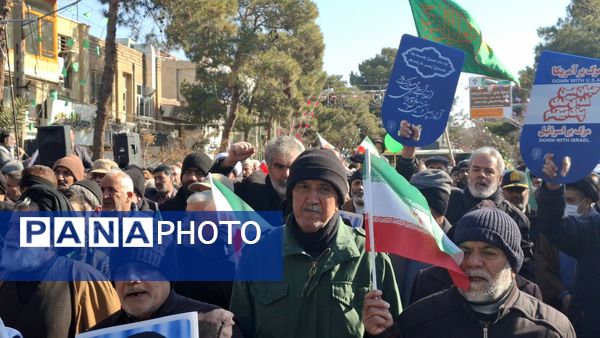 خروش مردم دامغان در راهپیمایی ۲۲ بهمن