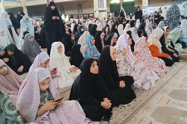 لحظات ناب راز و نیاز دانش‌آموزان دختر اسلامشهری در خلوت عاشقانه با خدا در اعتکاف