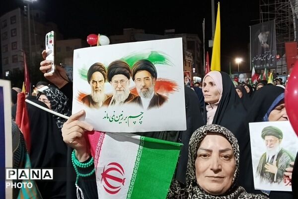 باز هم حضور پرشور و باشکوه مردم شهرستان قدس امشب درمیدان امام خامنه‌ای 