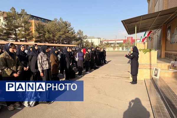 تقدیر از خانواده شهید خلبان علی بلورخانی در دبیرستان استعدادهای درخشان فرزانگان شهریار 