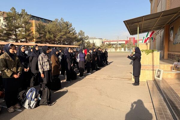تقدیر از خانواده شهید خلبان علی بلورخانی در دبیرستان استعدادهای درخشان فرزانگان شهریار 