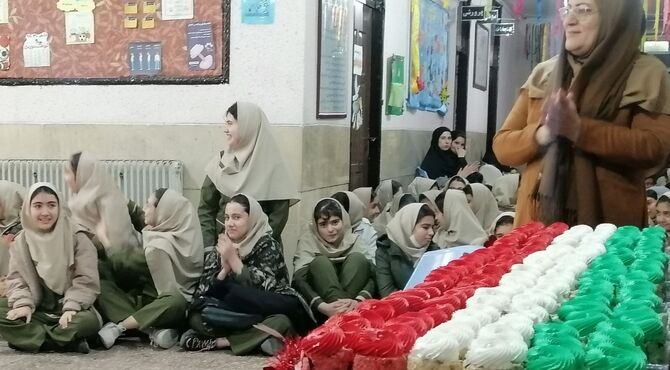 جشن دهه فجر در دبیرستان شاهد مطهره اسلام‌آباد غرب 