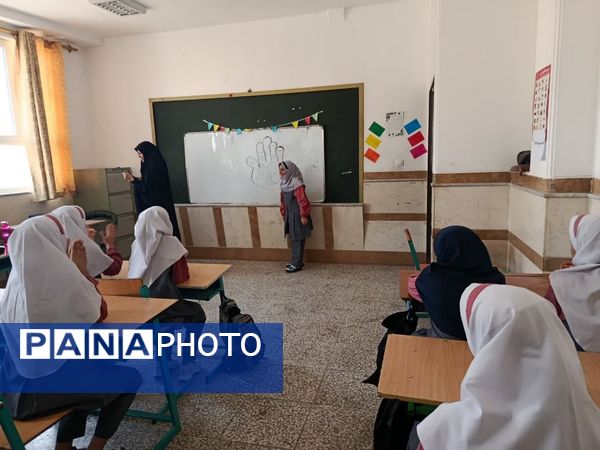 فعالیت جهادی دانشجومعلمان قم در روستای مومن آباد