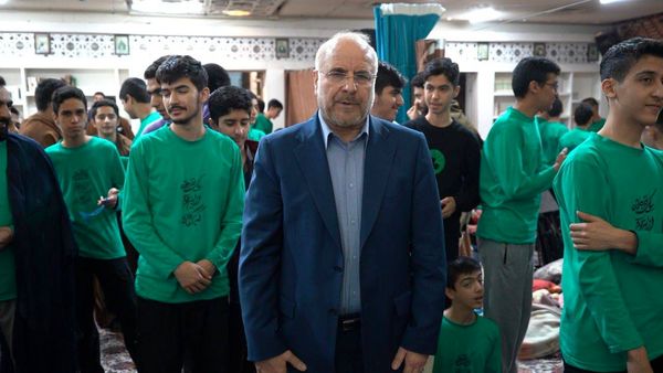 حضور رئیس مجلس شورای اسلامی در بین نوجوانان معتکف