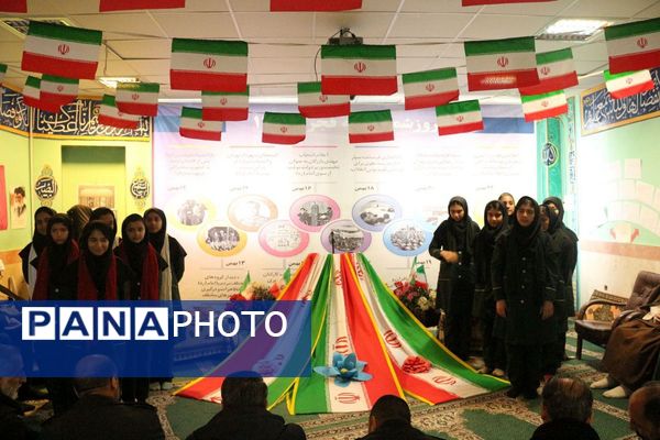 نواختن زنگ انقلاب در مدرسه فاطمه الزهرا(س) فیروزکوه