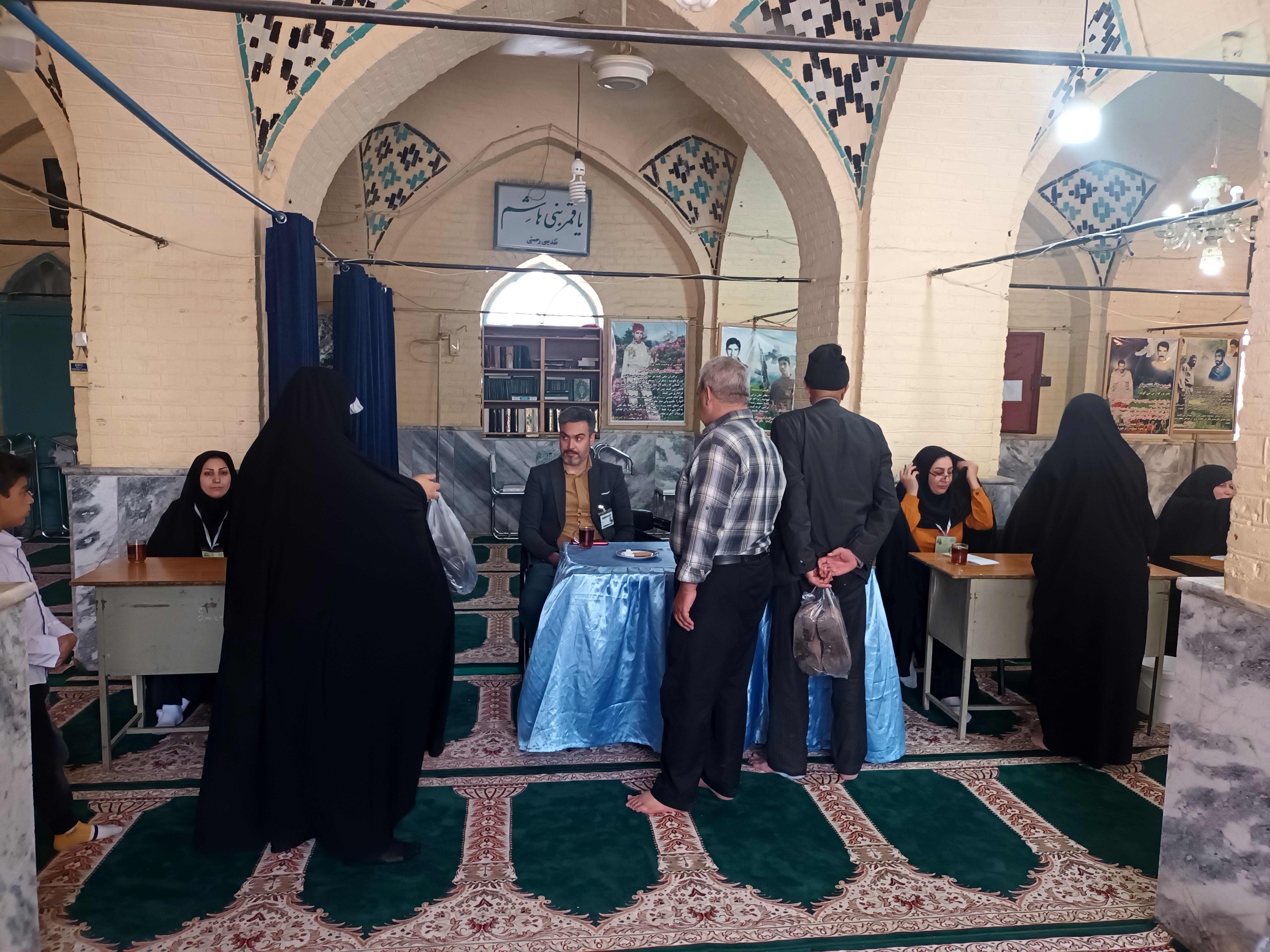 حضور مسئولان، مردم و رای اولی‌های چناران پای صندوق‌های رای در میدان انتخابات 