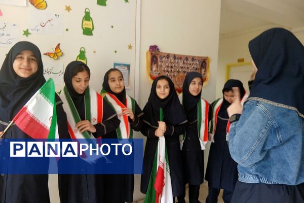 هنرنمایی دانش‌آموزان ناحیه دو شهرری در جشن انقلاب 