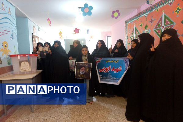 مشارکت حداکثری مردم شهیدپرور شهر تیتکانلو بخش خبوشان پای صندوق‌های رأی 