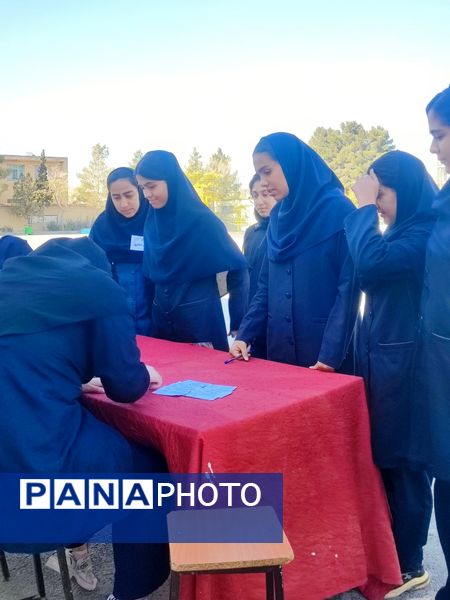 انتخابات شورای دانش‌آموزی در هنرستان مهدیزاده نیا