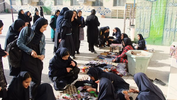 بازارچه کسب و کار دانش‌آموزان دختر در دبیرستان متوسطه اول معلم