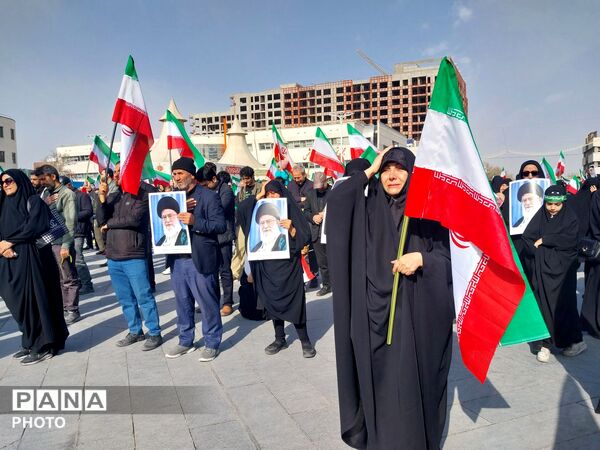 تجمع دانش آموزان و مردم غیور در سوگ رهبر معظم انقلاب در میدان شهدا مشهد مقدس