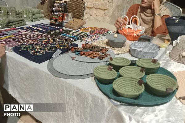 نمایش آثار هنری و مشاغل خانگی در کاروانسرای زکی‌خانی زرقان