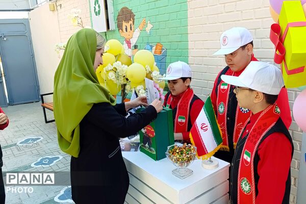 جشن عاطفه‌ها در دبستان ایمان همزمان با سراسر کشور